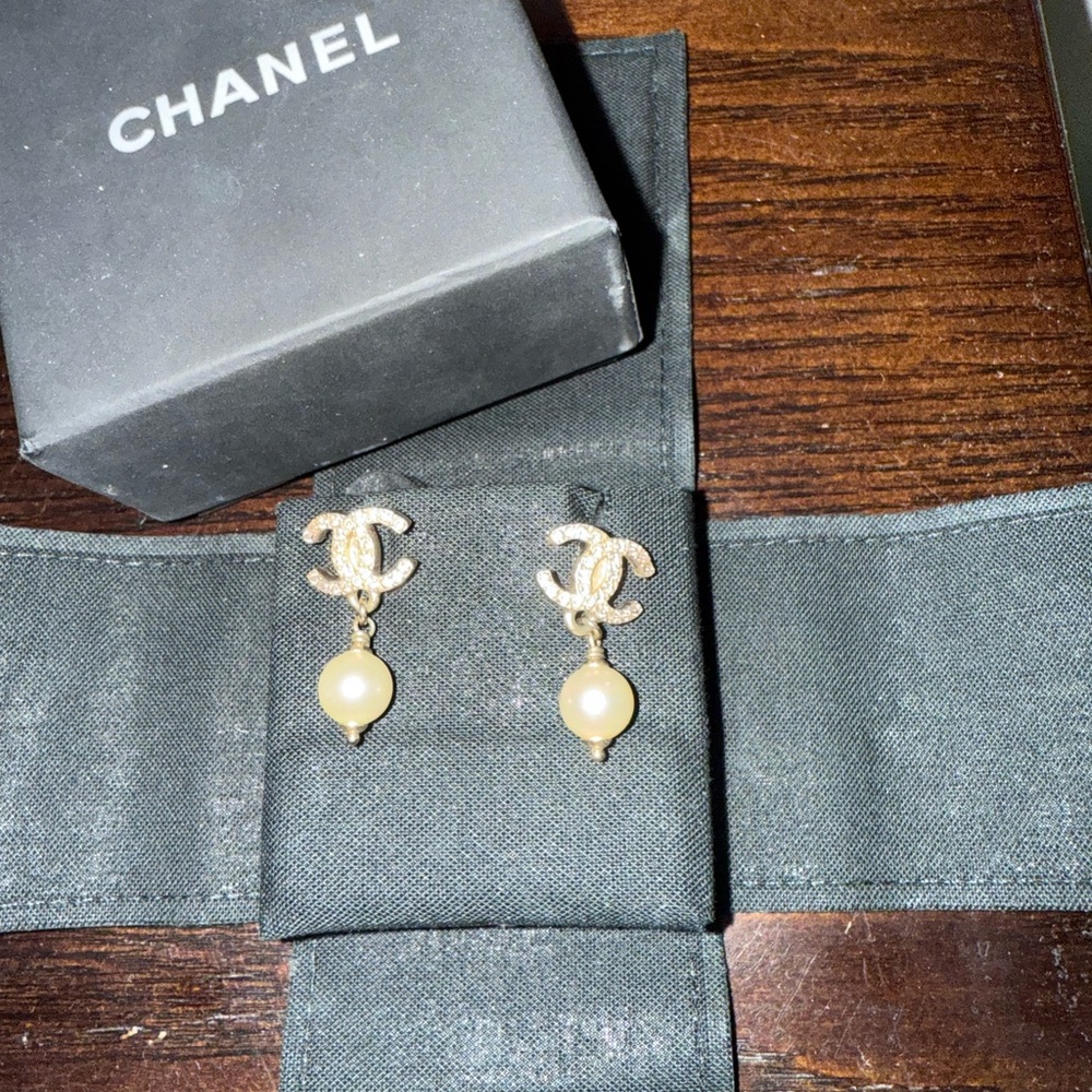 Chanel CC Crystal Pearl Earrings - Picture 6 of 8